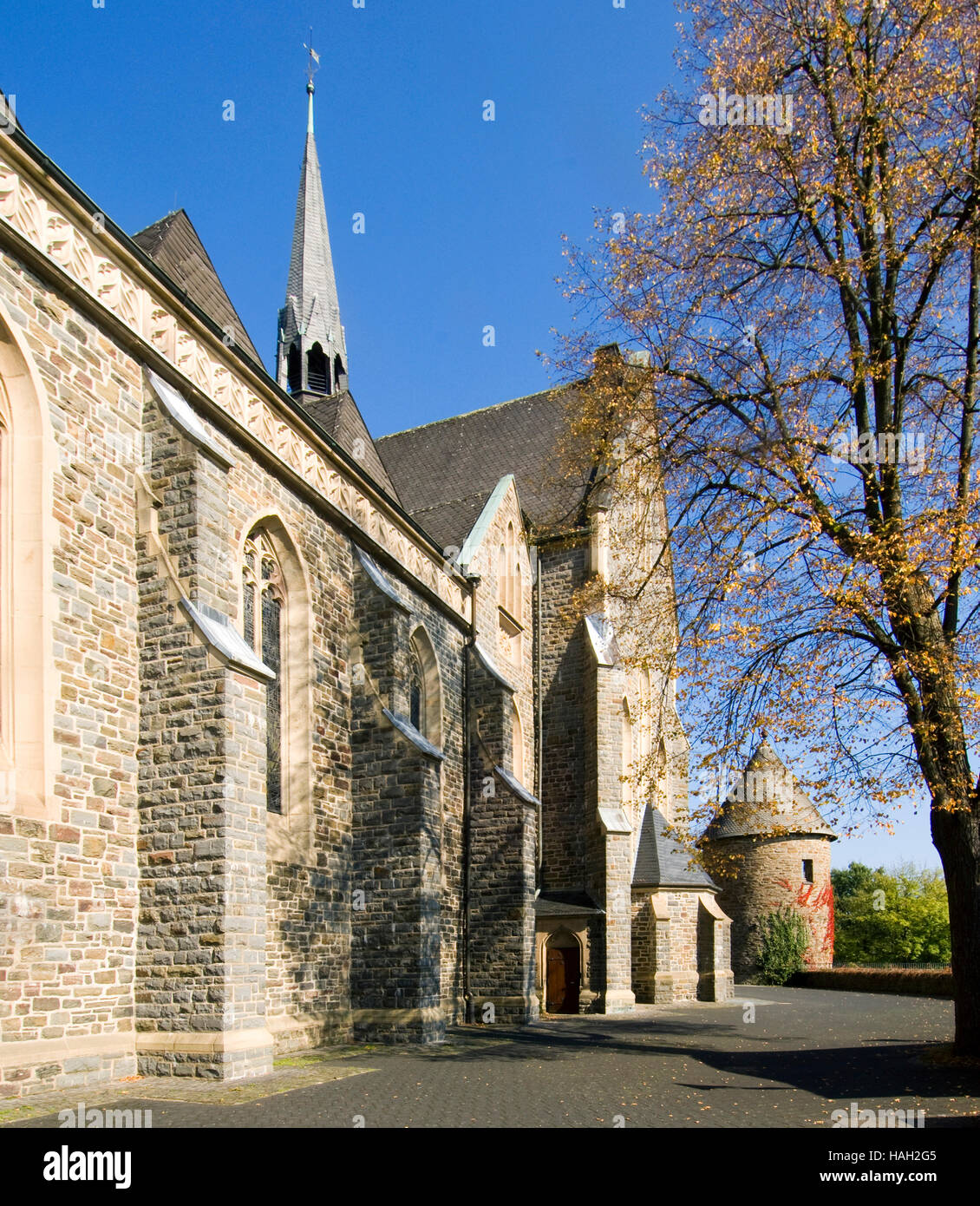 BRD, Nordrhein-Westfalen, Olpe, neugotische Martinuskirche mit Hexenturm, Stock Photo