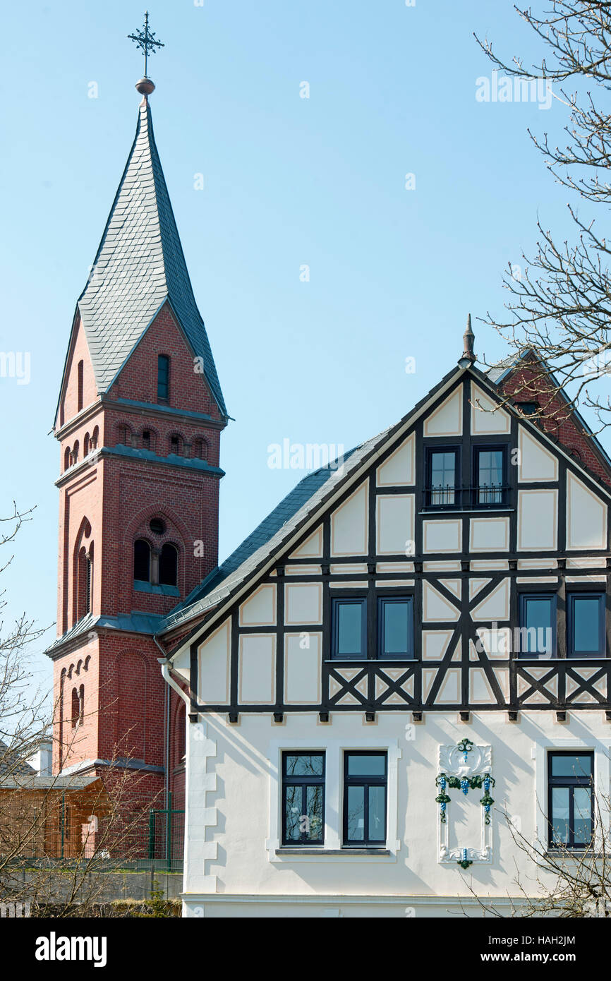 Deutschland, Nordrhein-Westfalen, Olpe, Stadthaus, dahinter der rote Backsteinbau der Evangelischen Kirche. Stock Photo