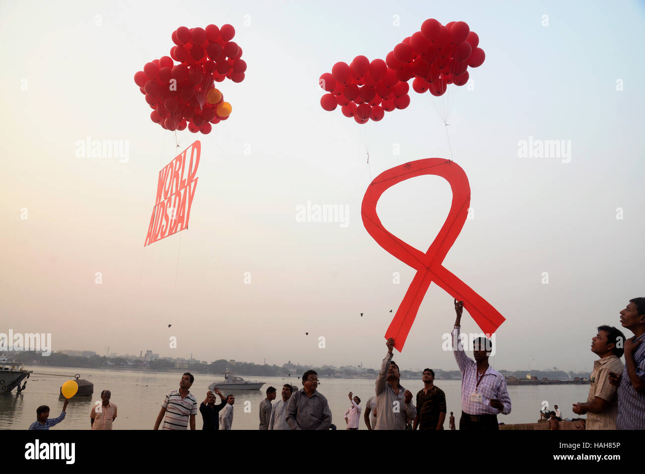 Kolkata, India. 30th Nov, 2016. Social Activist release HIV/AIDS
