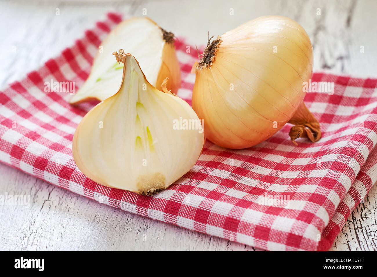 Yellow onions on wooden hi-res stock photography and images - Alamy