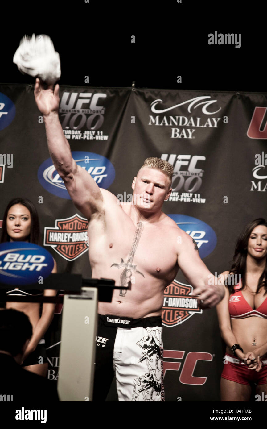 Brock lesnar ufc 100 weigh in hi-res stock photography and images - Alamy