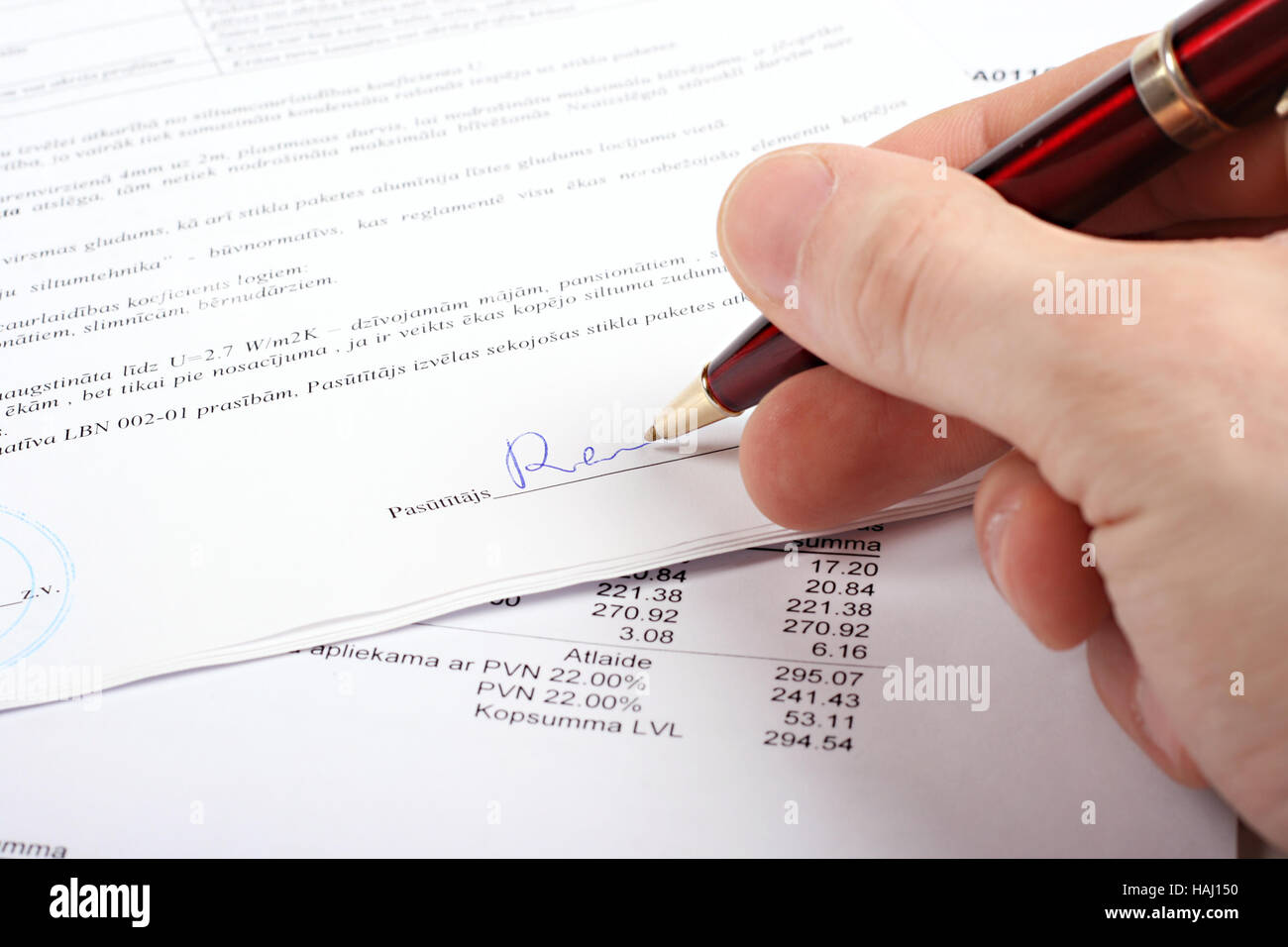 hand with pen signing contract Stock Photo - Alamy