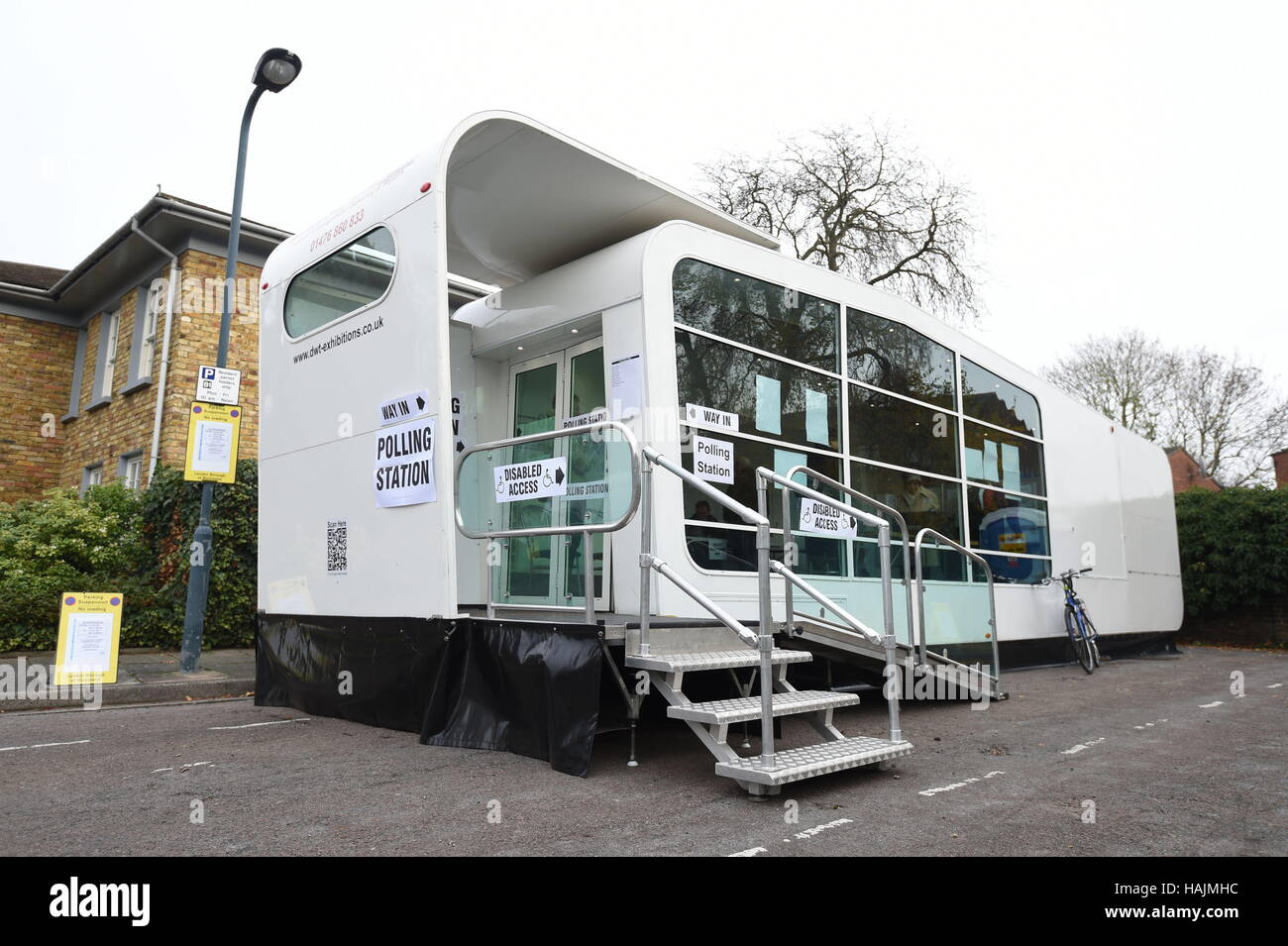 A general view of a caravan polling station in Warwick Drive in Barnes, London, as voting continues in the Richmond Park by-election after Zac Goldsmith resigned in protest at the Government's decision to back expansion of Heathrow Airport. Stock Photo