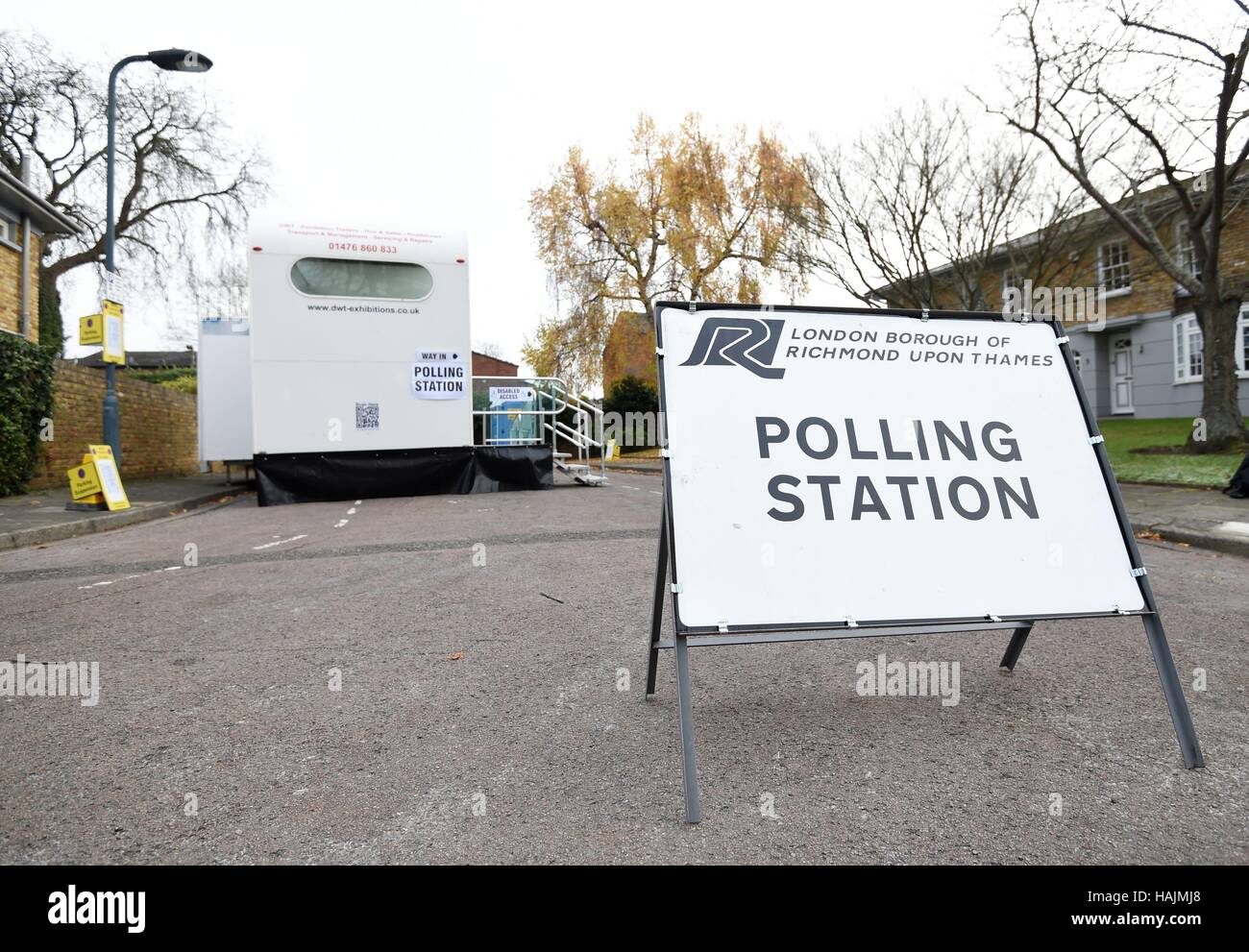 A general view of a caravan polling station in Warwick Drive in Barnes, London, as voting continues in the Richmond Park by-election after Zac Goldsmith resigned in protest at the Government's decision to back expansion of Heathrow Airport. Stock Photo
