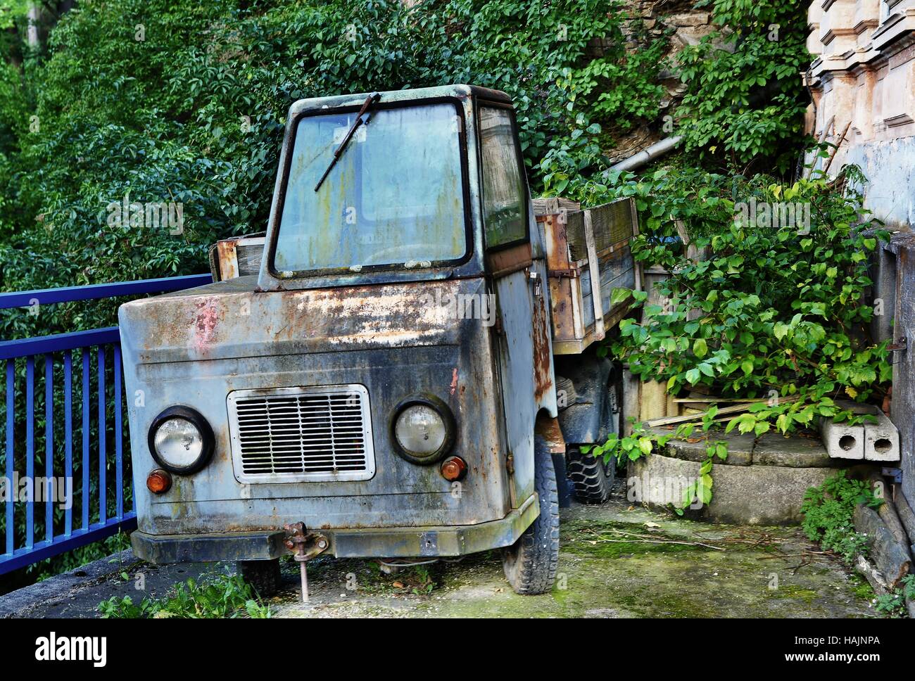 Abandoned old truck wreck hi-res stock photography and images - Alamy