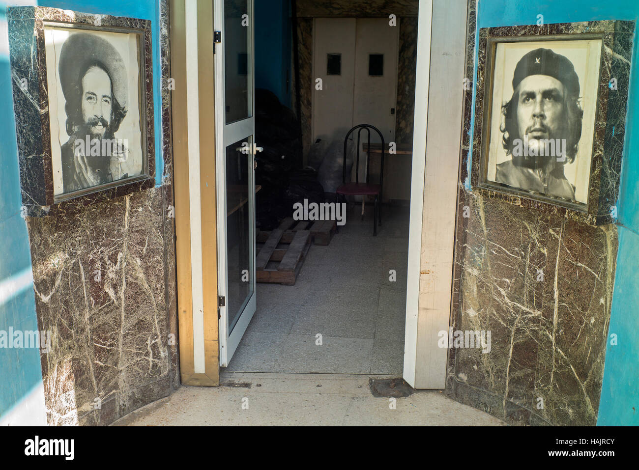 cuban art, photos of Camilo Cienfuegos and Che Guevara photographic portraits either side of entrance to building Havana Cuba Stock Photo