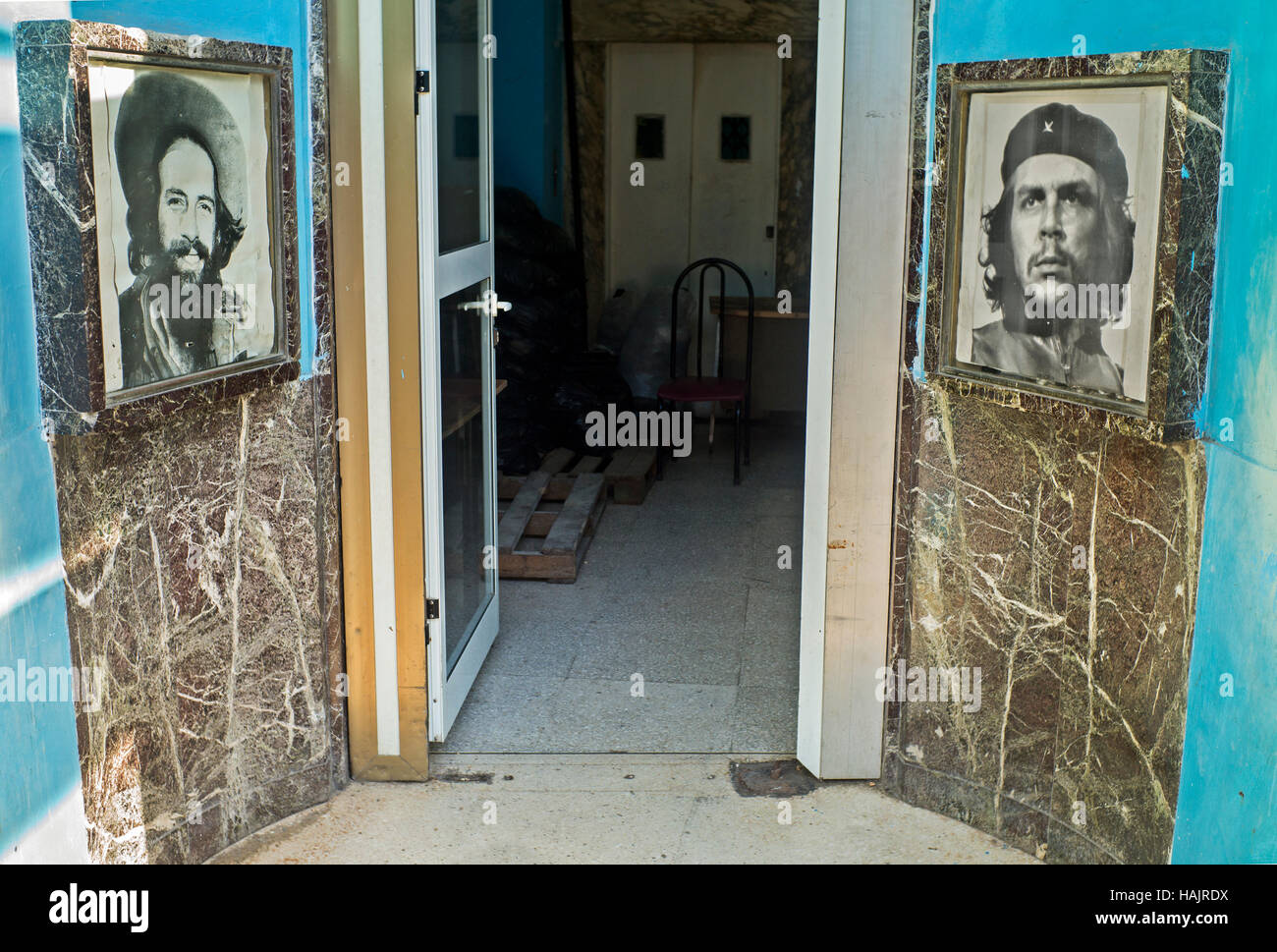 cuban art, photos of Camilo Cienfuegos and Che Guevara photographic portraits either side of entrance to building Havana Cuba Stock Photo