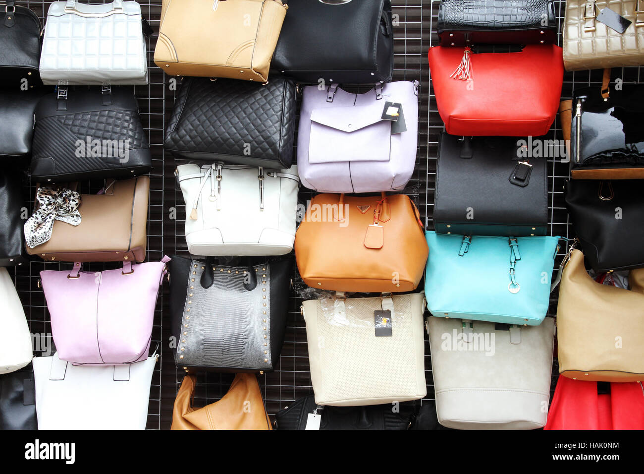 Fake designer bags fotografías e imágenes de alta resolución - Alamy