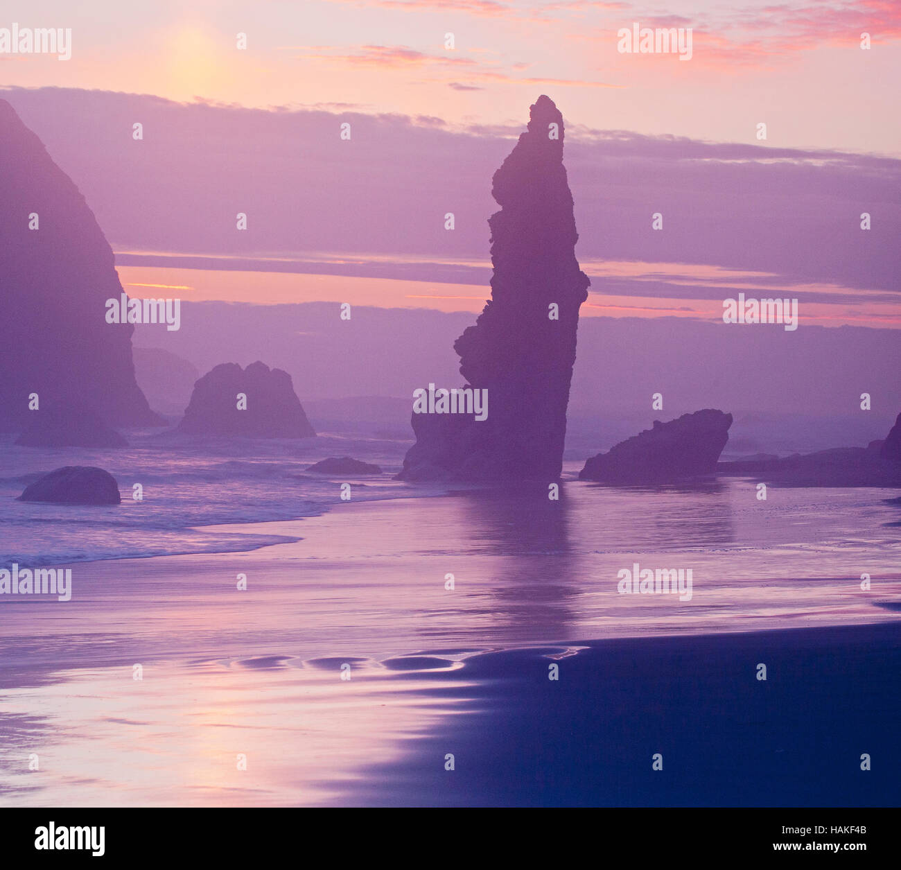 Sea Stacks at sunset on Bandon Beach, Oregon, USA Stock Photo - Alamy