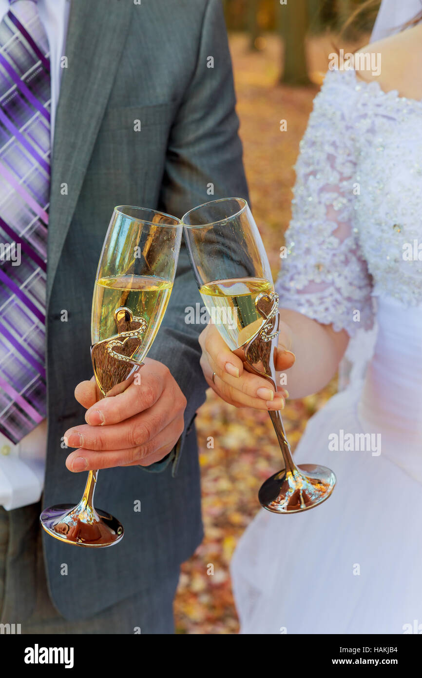 Bride and groom holding wedding champagne glasses Stock Photo Alamy