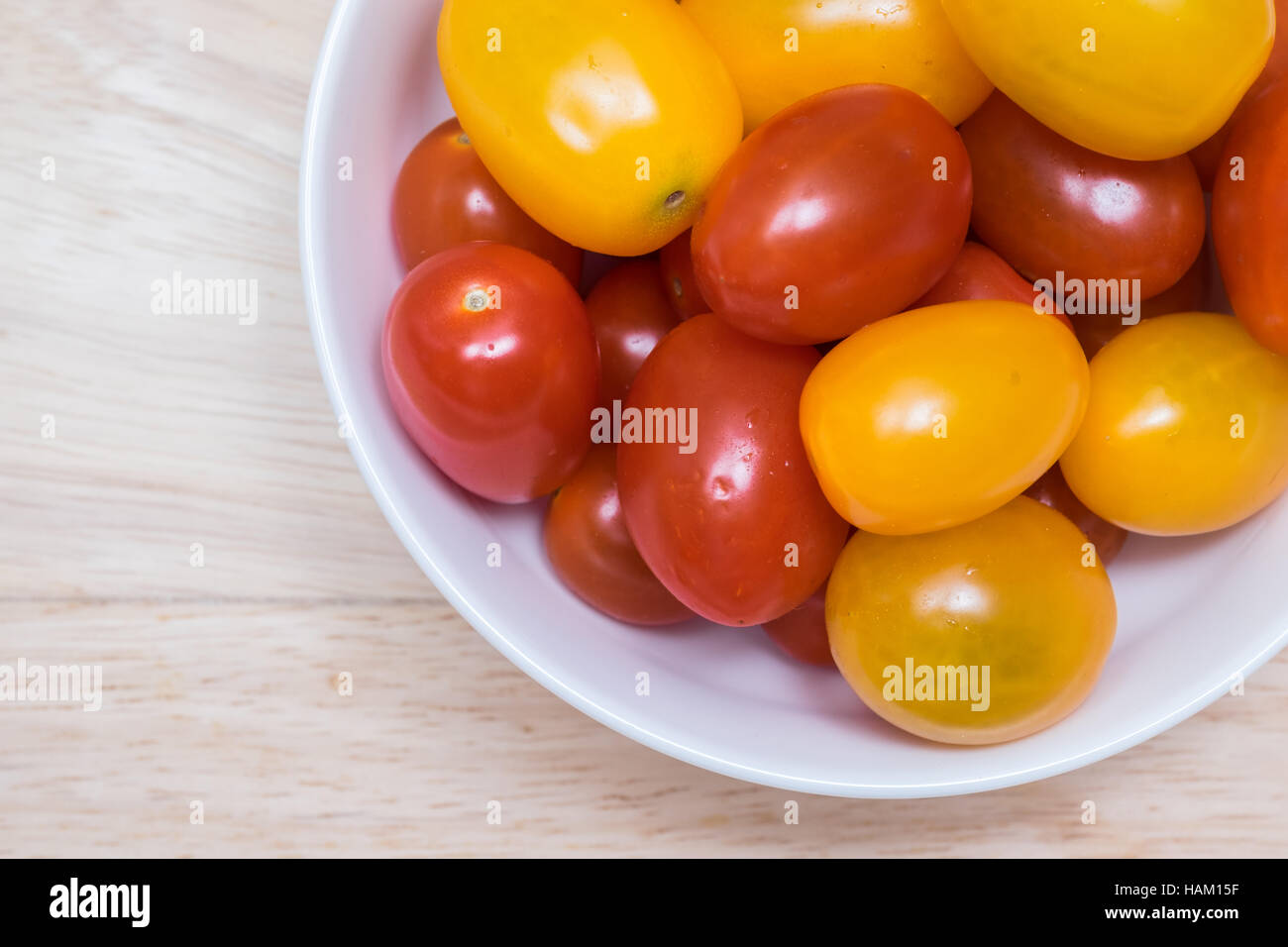 Red and yellow cherry tomatoes in a bowl Stock Photo - Alamy