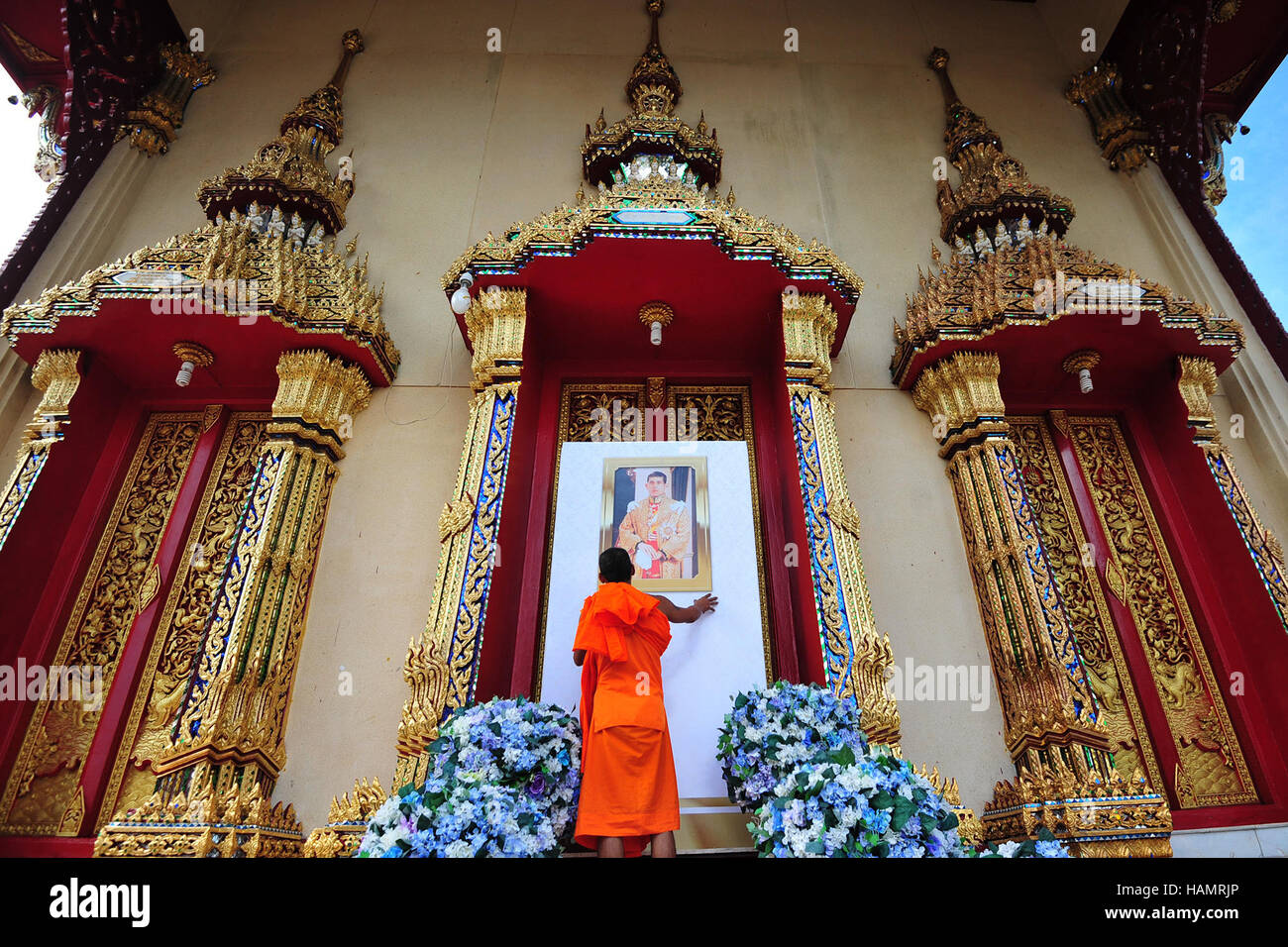 Bangkok, Thailand. 2nd Dec, 2016. A monk looks at a portrait of Thailand's new King Maha Vajiralongkorn in Bangkok, Thailand, Dec. 2, 2016. Thailand's Crown Prince Maha Vajiralongkorn accepted invitation from parliament president to ascend to the throne and thus formally proclaimed King Rama X in a televised ceremony. © Rachen Sageamsak/Xinhua/Alamy Live News Stock Photo