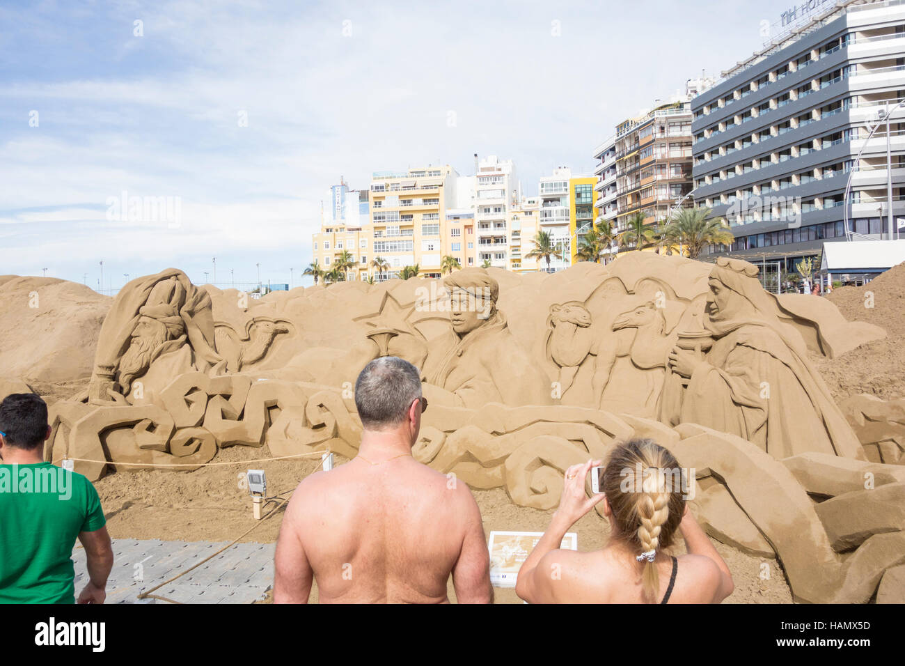 Las Palmas, Gran Canaria, Canary Islands, Spain. 2nd December, 2016. Locals and  tourists visiting the huge (75x30metre) sand sculptured nativity scene on the city beach with with mid morning temperature a sizzling 28 degrees Celcius. Credit:  Alan Dawson News/Alamy Live News Stock Photo