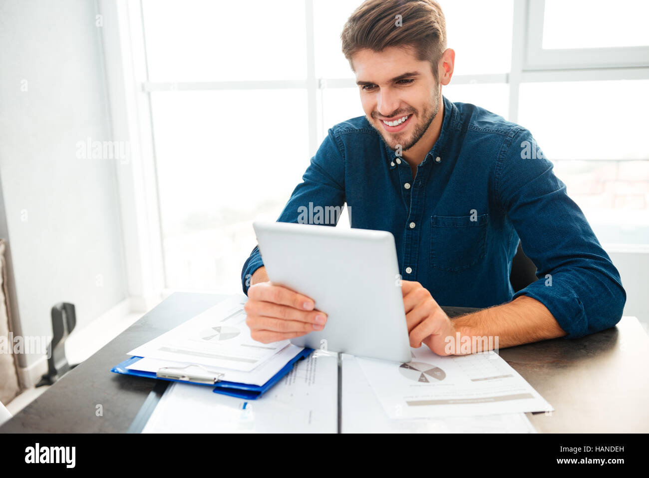 сдача документов. мужчина с бумагами. документы молодой человек. человек с бумажкой. успешный работник.