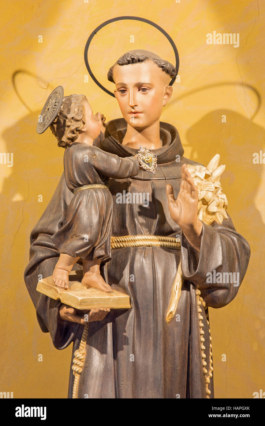 St anthony statue hi-res stock photography and images - Alamy