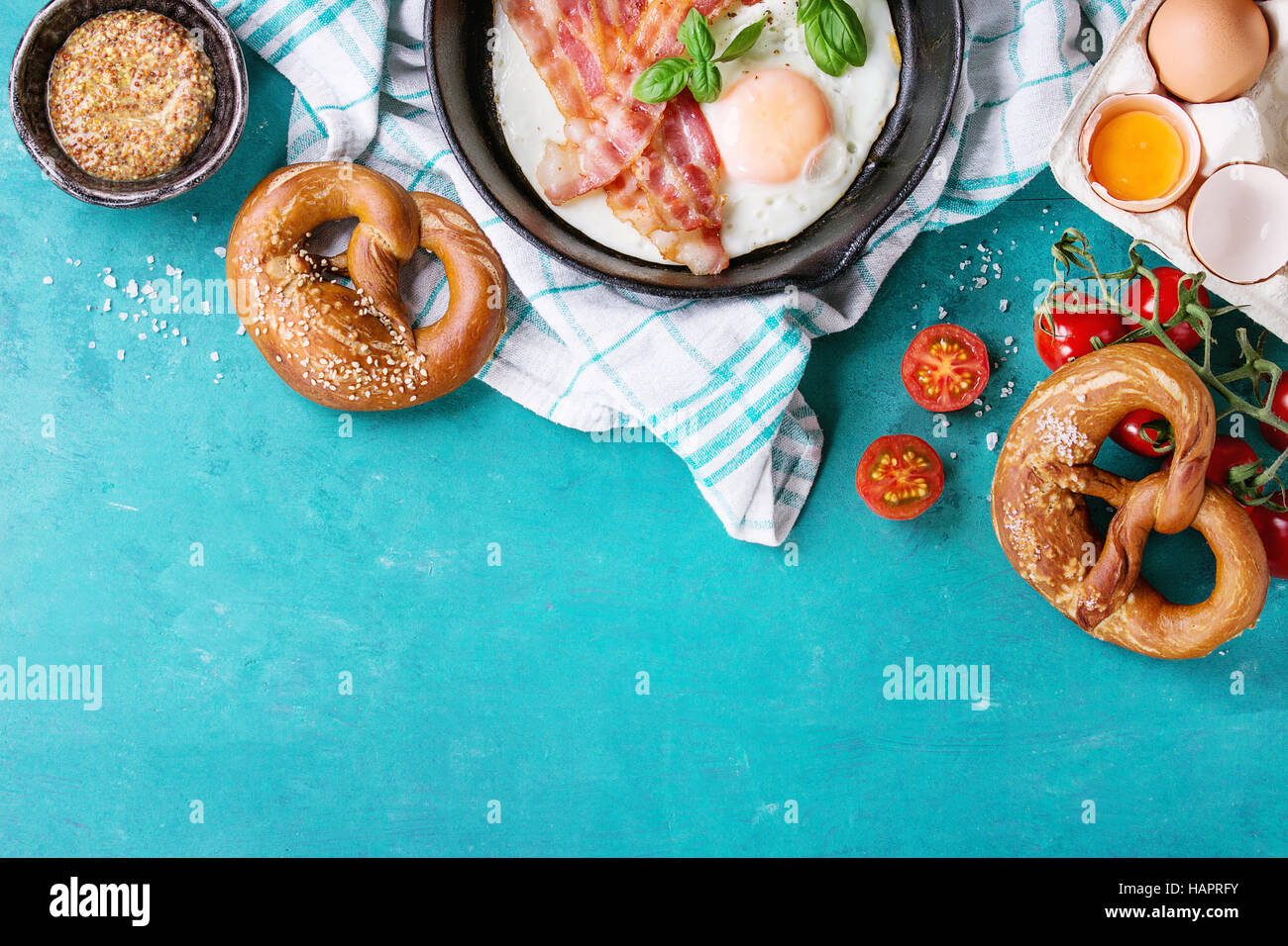 Breakfast with fried eggs and bacon Stock Photo Alamy