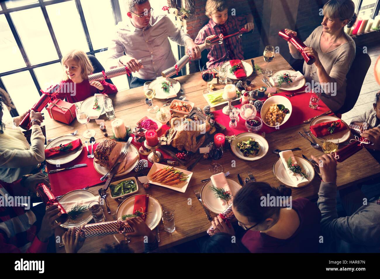 Круглый стол год семьи. Семейное застолье. Большая семья за столом. Семья за праздничным столом. Посиделки с семьей.