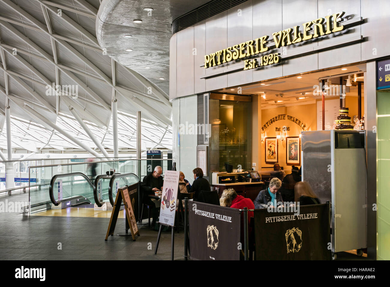 Kings Cross Station Interior Stock Photo - Alamy