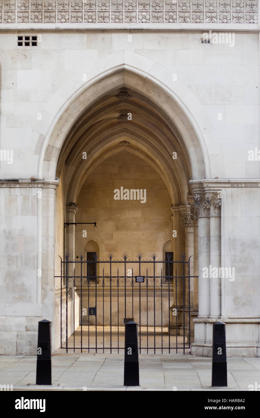 Arches leading to the Royal Justice courts in London Stock Photo - Alamy
