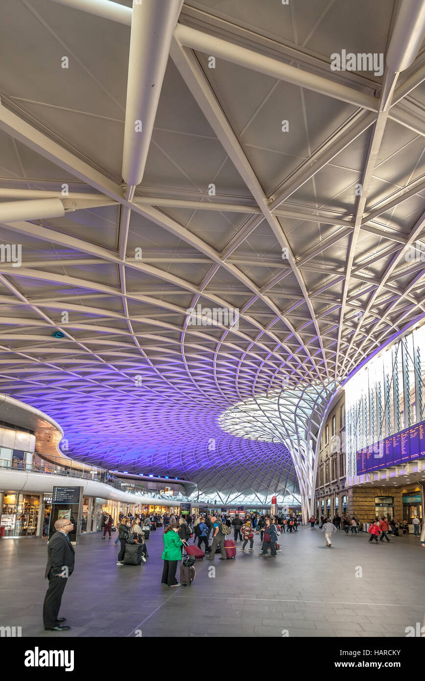 Kings cross train station interior hi-res stock photography and images ...