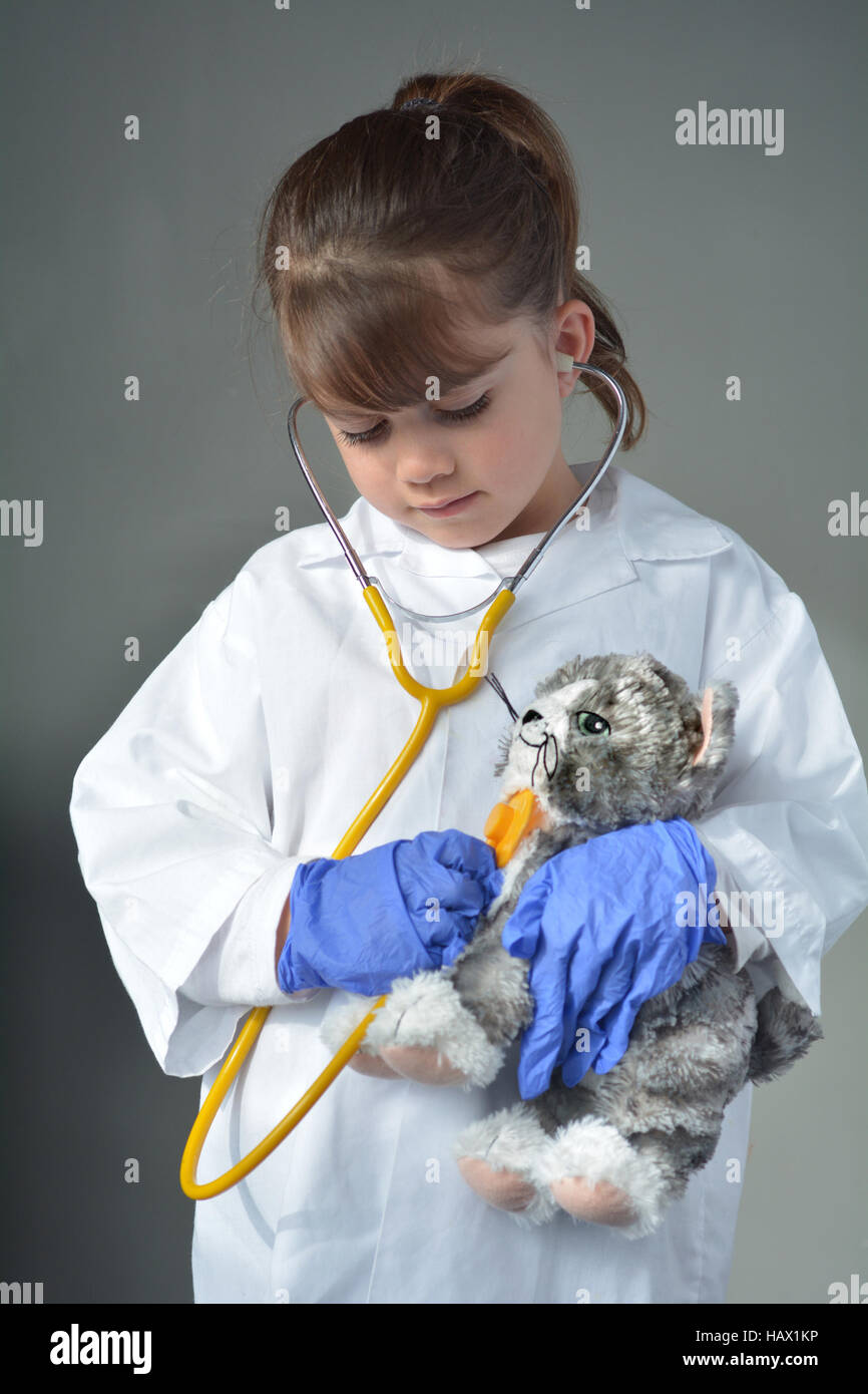 профессия ветеринар на английском. ребенок в роли ветеринара. I want to be a veterinarian. An animal doctor is called a vet текст как читается. ветеринар на английском.