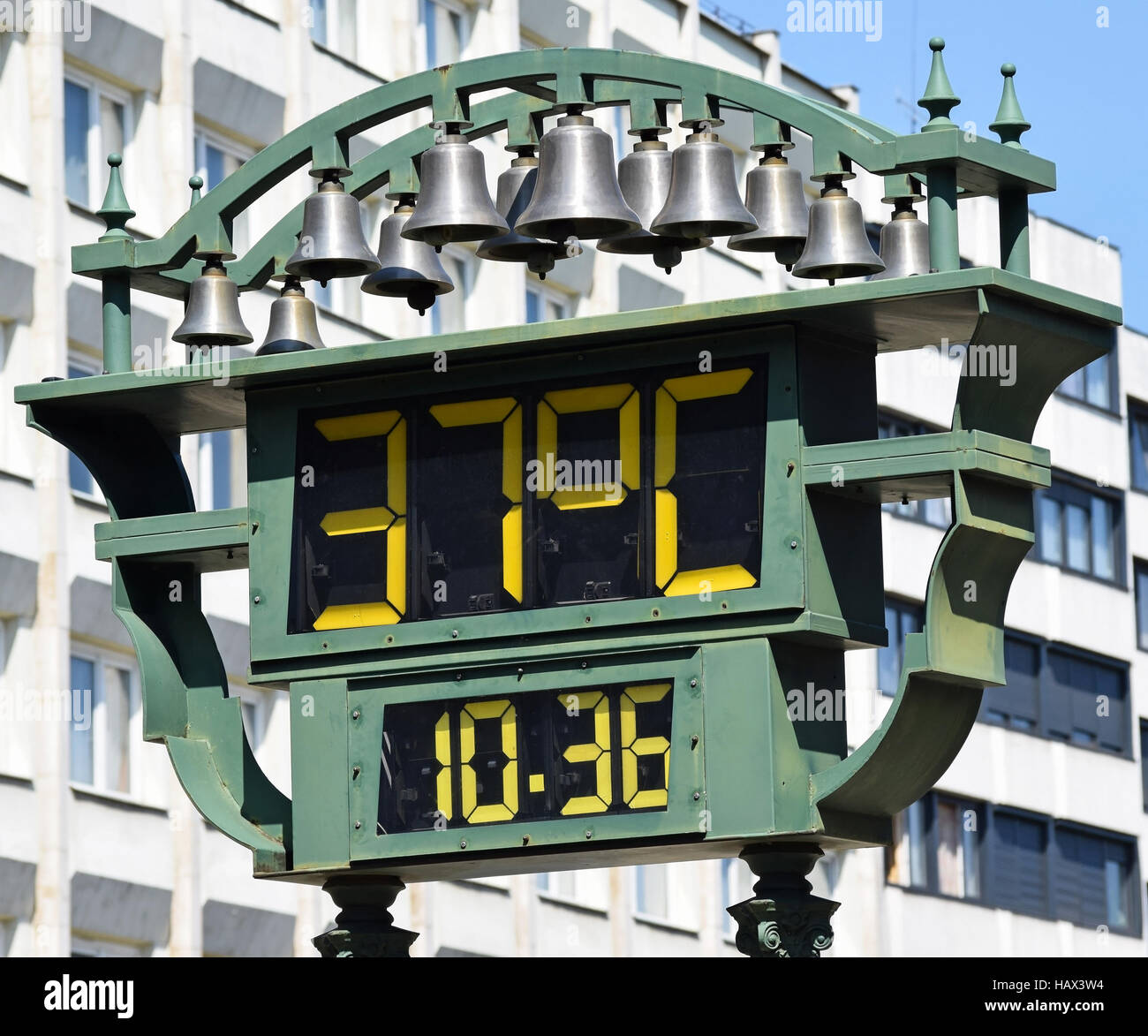 Outdoor digital thermometer display hi-res stock photography and images ...
