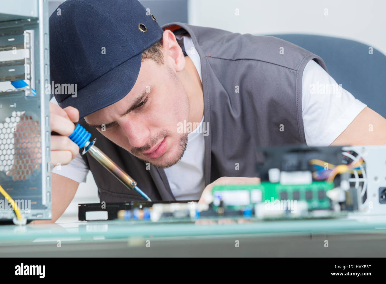 Computer shop broken hi-res stock photography and images - Alamy
