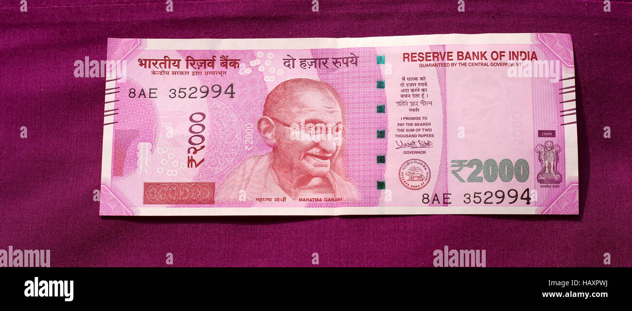 Banned old 500 & 1000 rupee notes & launched 500 and 2000 rupee new note Stock Photo Alamy