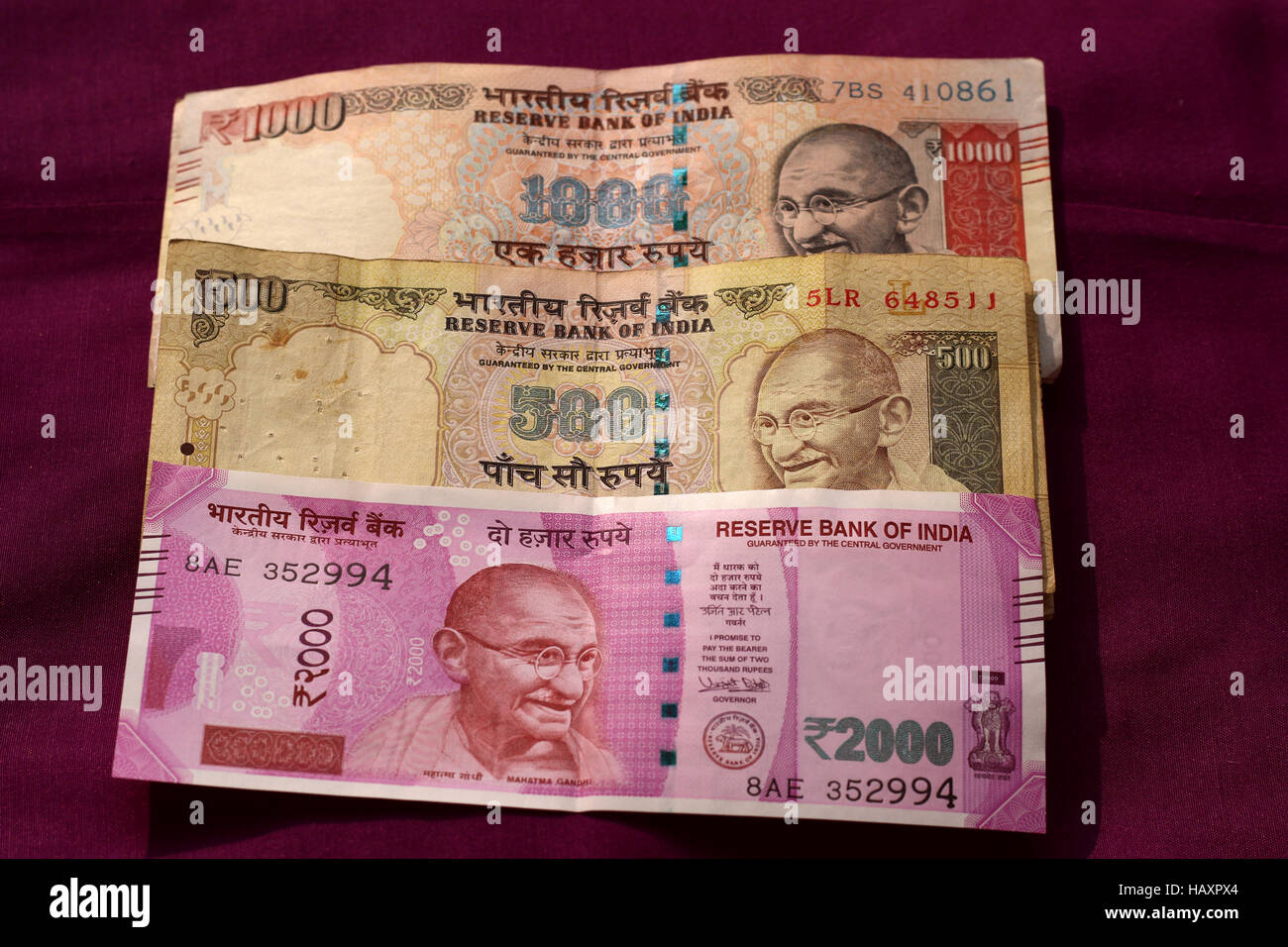 Banned old 500 & 1000 rupee notes & launched 500 and 2000 rupee new note Stock Photo Alamy