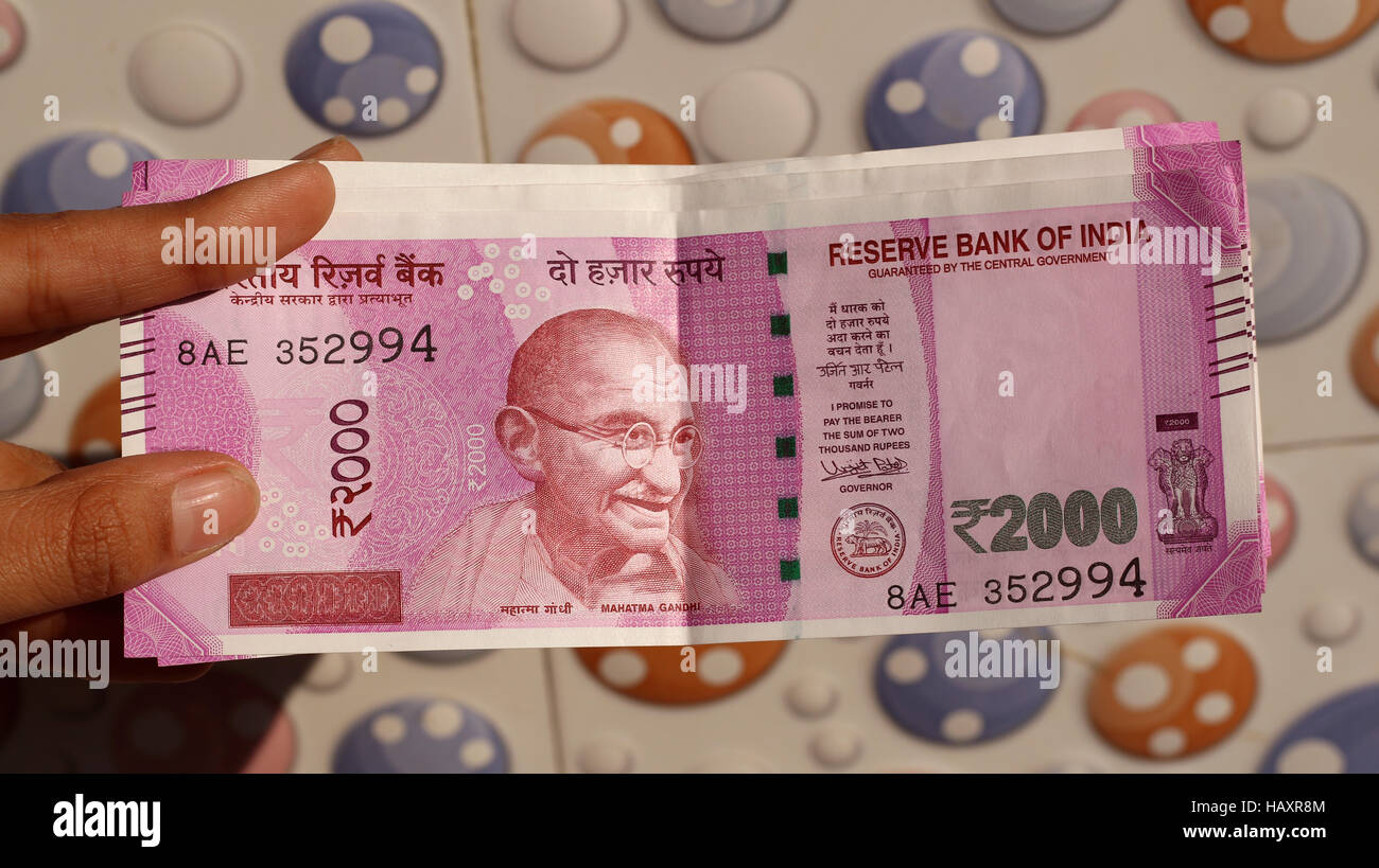 Banned old 500 & 1000 rupee notes & launched 500 and 2000 rupee new note Stock Photo Alamy