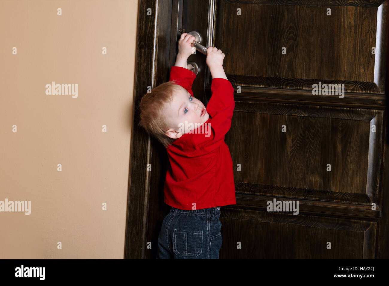The boy close the door. Little boy pushing the door клипарт. Дверь для детей. Дверь для детей. Ребёнок маленький у двери.
