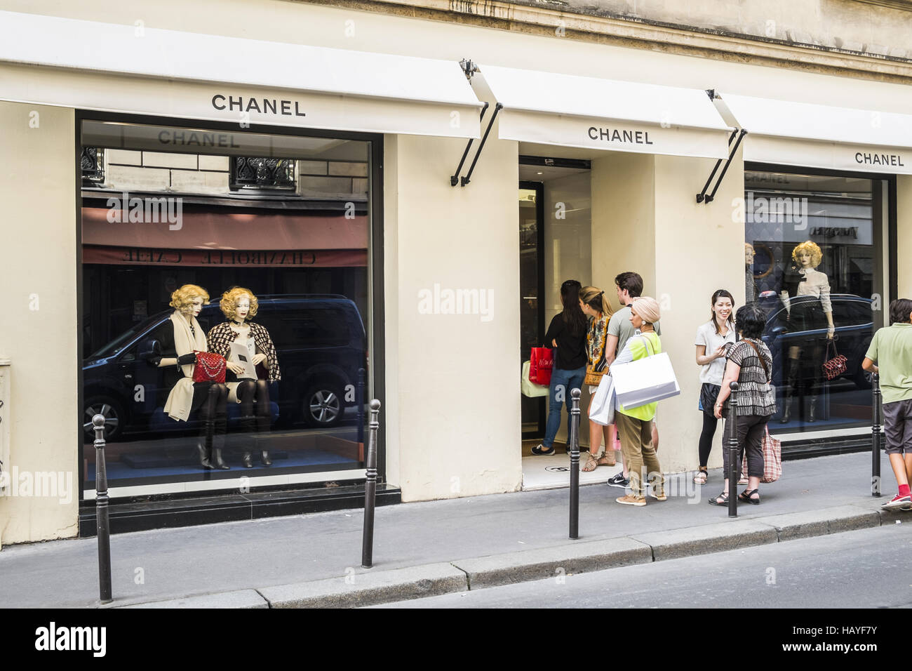 Chanel outlet bond street hi-res stock photography and images - Alamy