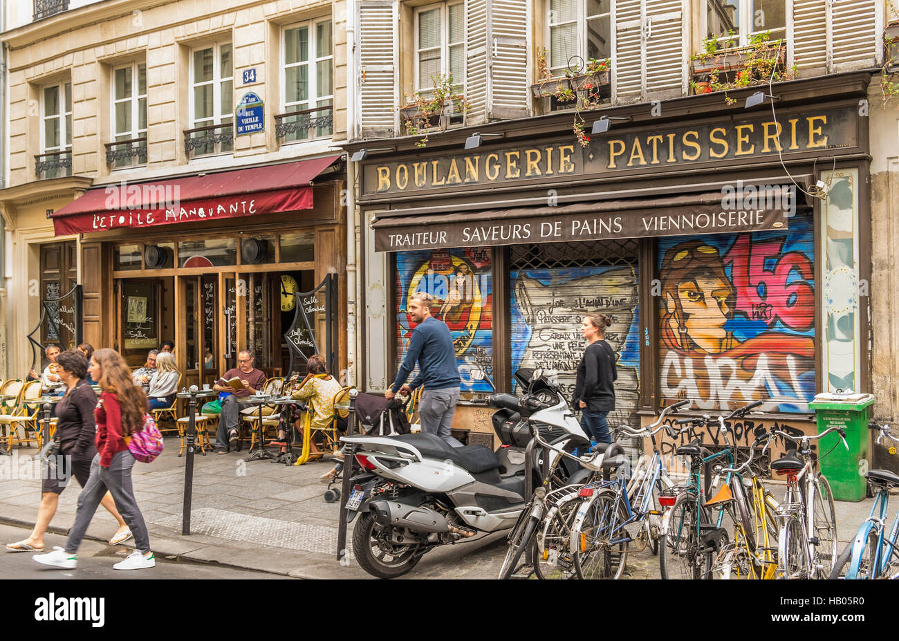 street scene in front of cafe l´etoile manquante, marais district Stock  Photo - Alamy