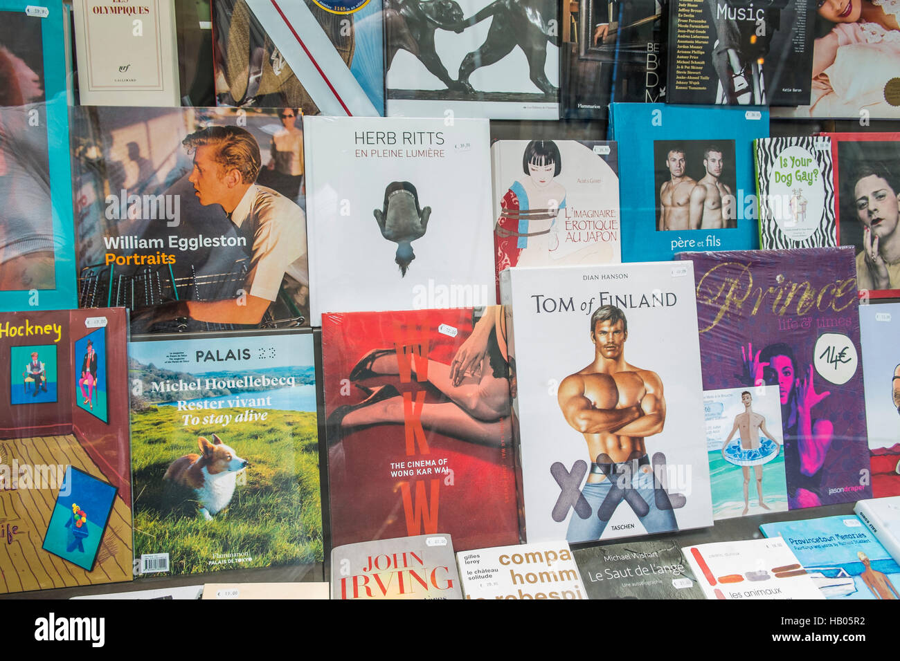 books in the shop window of gay bookstore les mots a la bouche, marais district Stock Photo