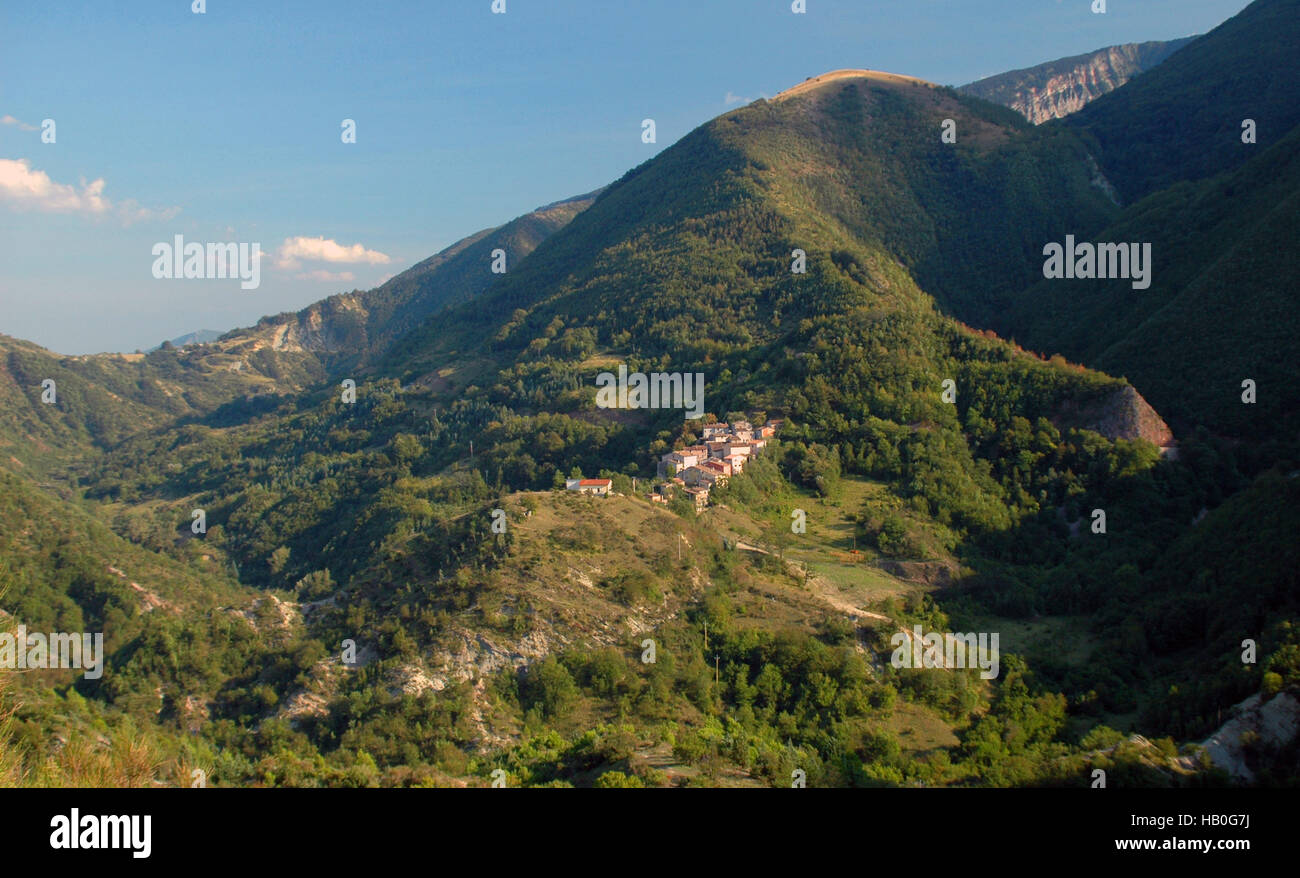 Unnamed hamlet on the north flank of the Marche Apennines, Italy Stock Photo
