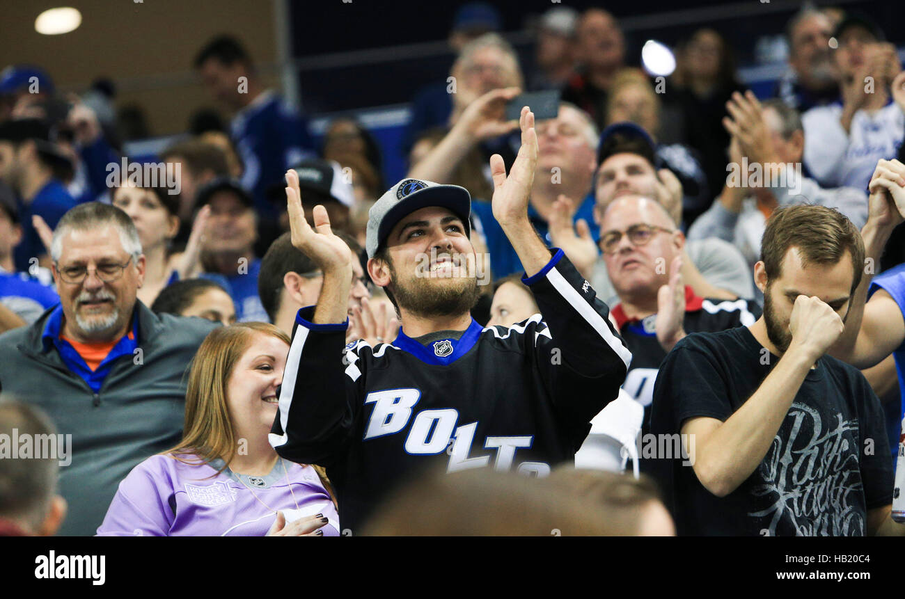 Tampa, Florida, USA. 3rd Dec, 2016. Tampa Bay Lightning fans cheer