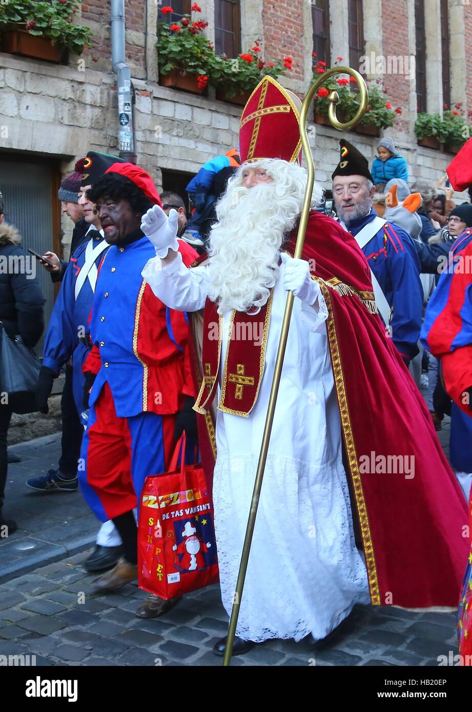 Brussels, Belgium. 3rd Dec, 2016. 'Saint-Nicolas' and his helpers participate in the Saint-Nicolas Parade in Brussels, Belgium, Dec. 3, 2016. Saint-Nicolas, who is one of the sources of the popular Christmas icon of Santa Claus, is celebrated annually on the Saint Nicholas Day. Credit:  Gong Bing/Xinhua/Alamy Live News Stock Photo