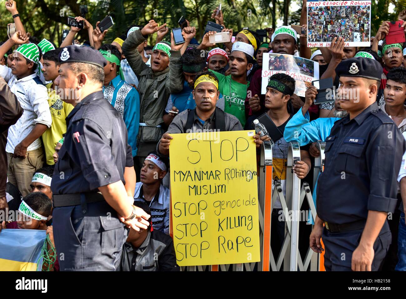 Kuala Lumpur, Malaysia. 4th December, 2016. Rohingya refugees shout slogans during a gathering at Titiwangsa Stadium in Kuala Lumpur on December 04, 2016 against the persecution of Rohingya Muslims in Myanmar.  Aung San Suu Kyi must step in to prevent the 'genocide' of Rohingya Muslims in Myanmar, Malaysia's prime minister Najib Razak said as he mocked the Nobel laureate for her inaction. Credit:  Chris JUNG/Alamy Live News Stock Photo