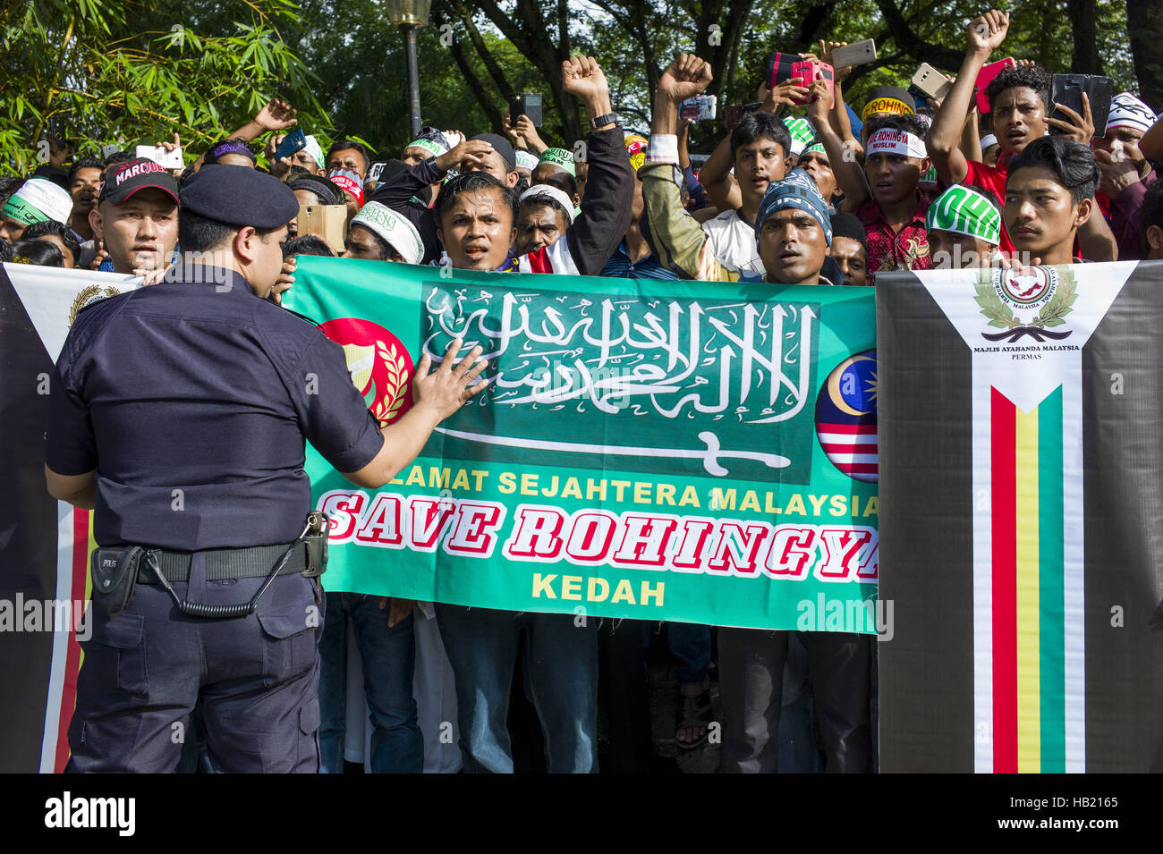Kuala Lumpur, MALAYSIA. 4th Dec, 2016. Rohingya refugees shout slogans ...