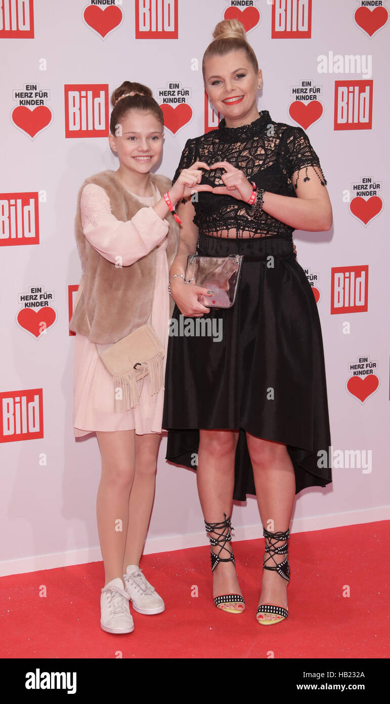 Berlin, Germany. 3rd Dec, 2016. Anne-Sophie Briest and her daughter Faye arrive for the charity event 'Ein Herz fuer Kinder' (lit. 'A hear for children' in Berlin, Germany, 3 December 2016. Photo: Jörg Carstensen/dpa/Alamy Live News Stock Photo