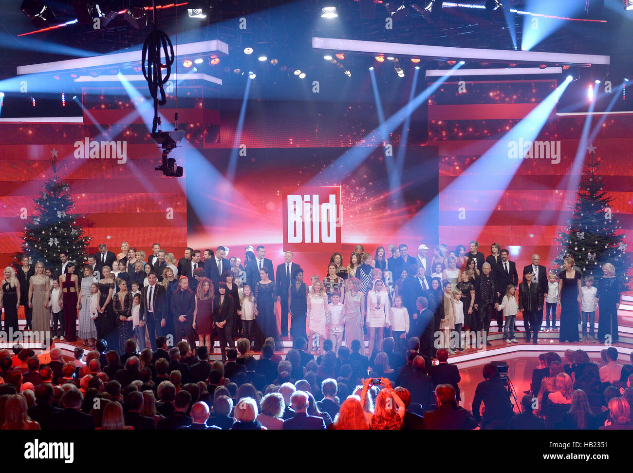 Berlin, Germany. 3rd Dec, 2016. A group photo of the charity event 'Ein ...