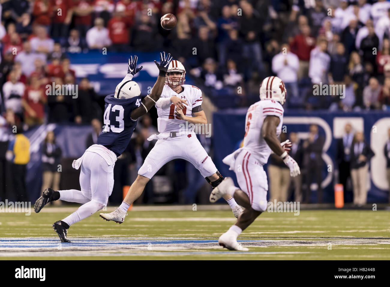 Indianapolis, Indiana, USA. 3rd Dec, 2016. December 3, 2016 - Indianapolis, Indiana - Wisconsin Badgers quarterback Bart Houston (13) throws a jump pass to Wisconsin Badgers running back Corey Clement (6) in the second half during the Big Ten Championship game between Penn State Nittany Lions and Wisconsin Badgers at Lucas Oil Stadium. © Scott Taetsch/ZUMA Wire/Alamy Live News Stock Photo