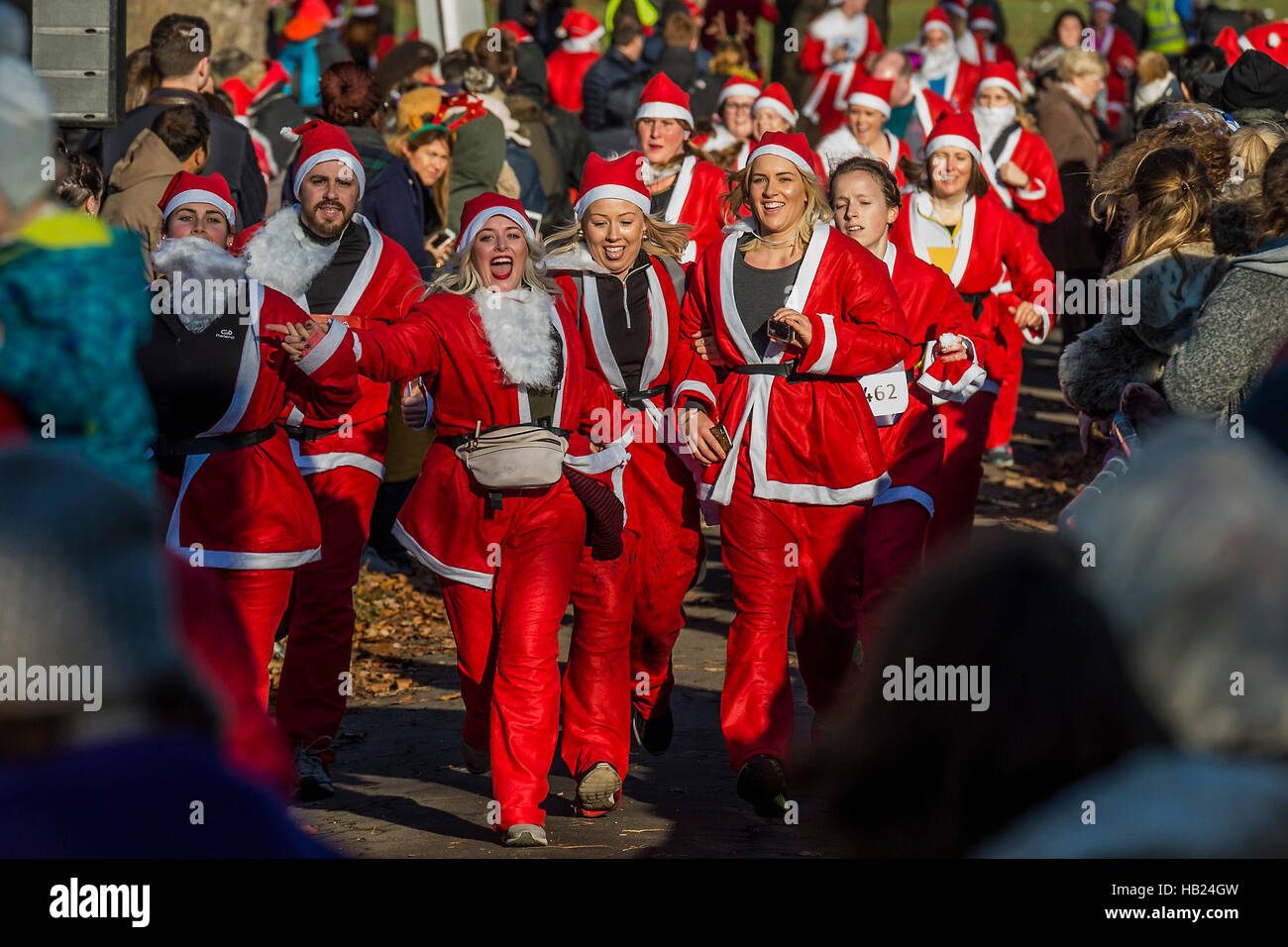 London, UK. 4th Dec, 2016. The finish brings relief and a shower of 'snow' - Thosuands of runners, of all ages, in santa suits and other Christmas costumes runaround Clapham Common for Great Ormond Street Hospital and for fun. Credit:  Guy Bell/Alamy Live News Stock Photo