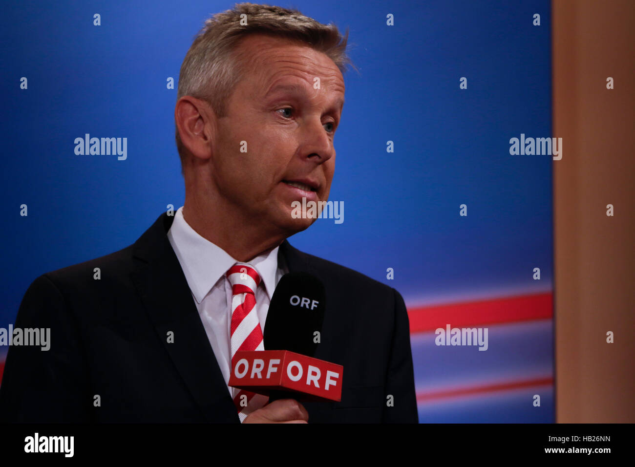 Vienna, Austria. 4th December 2016. Reinhold Lopatka, the chairman of the parliamentary party of the Austrian People's Party (ÖVP), talks on TV. Preliminary results see independent candidate Alexander Van der Bellen as the winner of the Austrian Presidential elections. He and loosing candidate Norbert Hofer, as well as politicians from all parliamentary parties appeared on state run television ORF. Credit:  Michael Debets/Alamy Live News Stock Photo