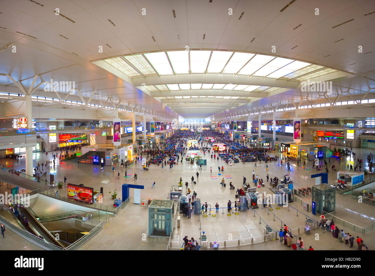 Shanghai Hong Qiao station early in the morning Stock Photo - Alamy