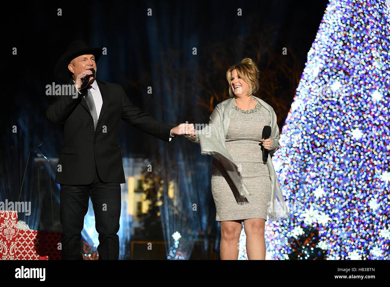 Country singers Garth Brooks and Tricia Yearwood perform during the lighting of the national Christmas tree ceremony on the Ellipse December 1, 2016 in Washington, DC. Stock Photo