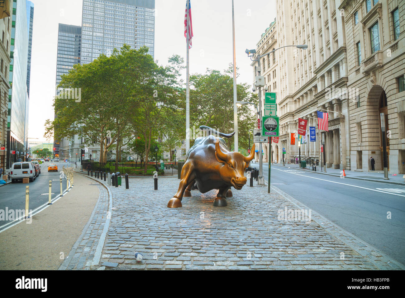 Wall street bull sculpture new york hires stock photography and images