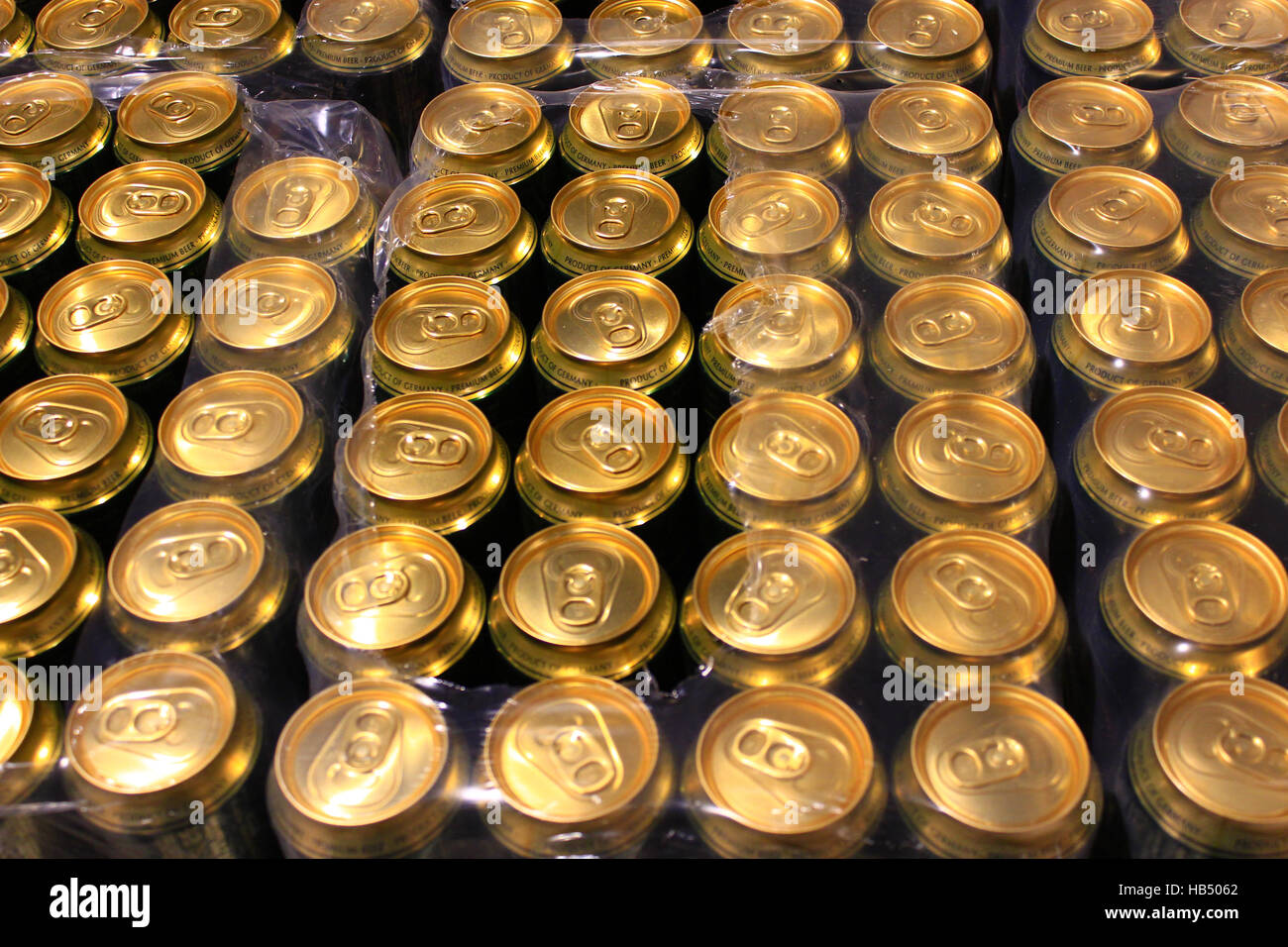 packing of tins of beer Stock Photo Alamy