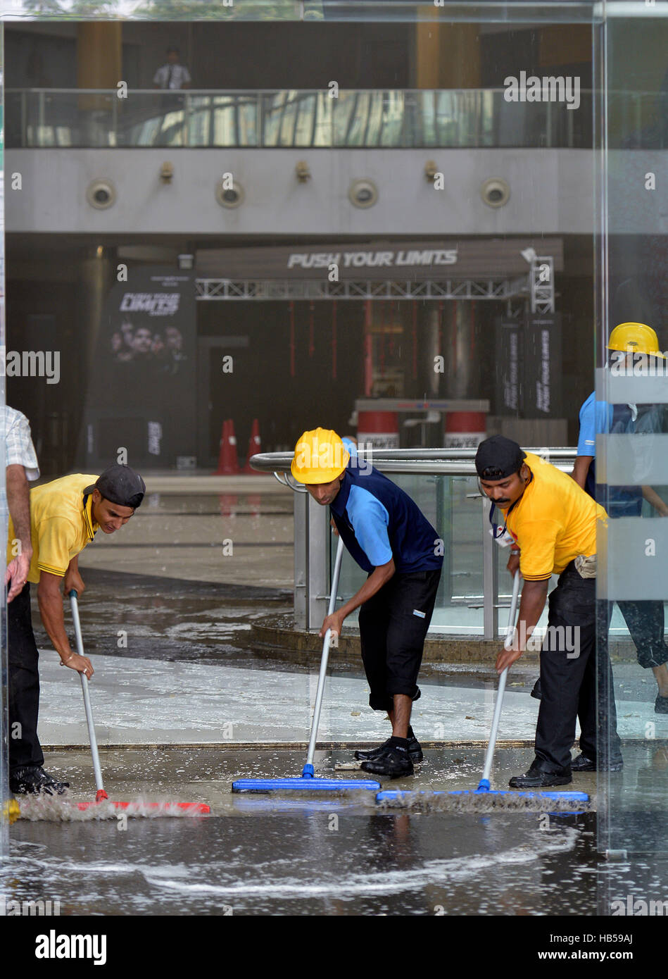 Kolkata India 04th Dec 2016 South City Mall Workers Cleans Up The