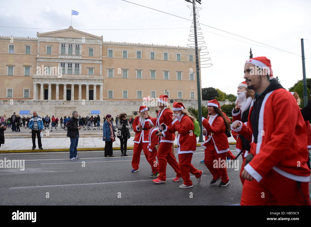 Athens, Greece. 04th Dec, 2016. Hundreds of people dressed in Santa ...